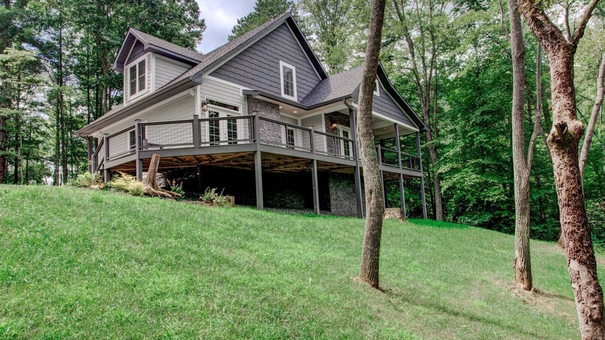 Barnardsville House | Dynamite Ridge | Mountain Home Near Asheville | Private Hiking