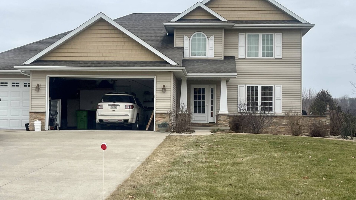 Pickett House | EAA 2026!nnClose to highway, amenities and the EAA airshow grounds.