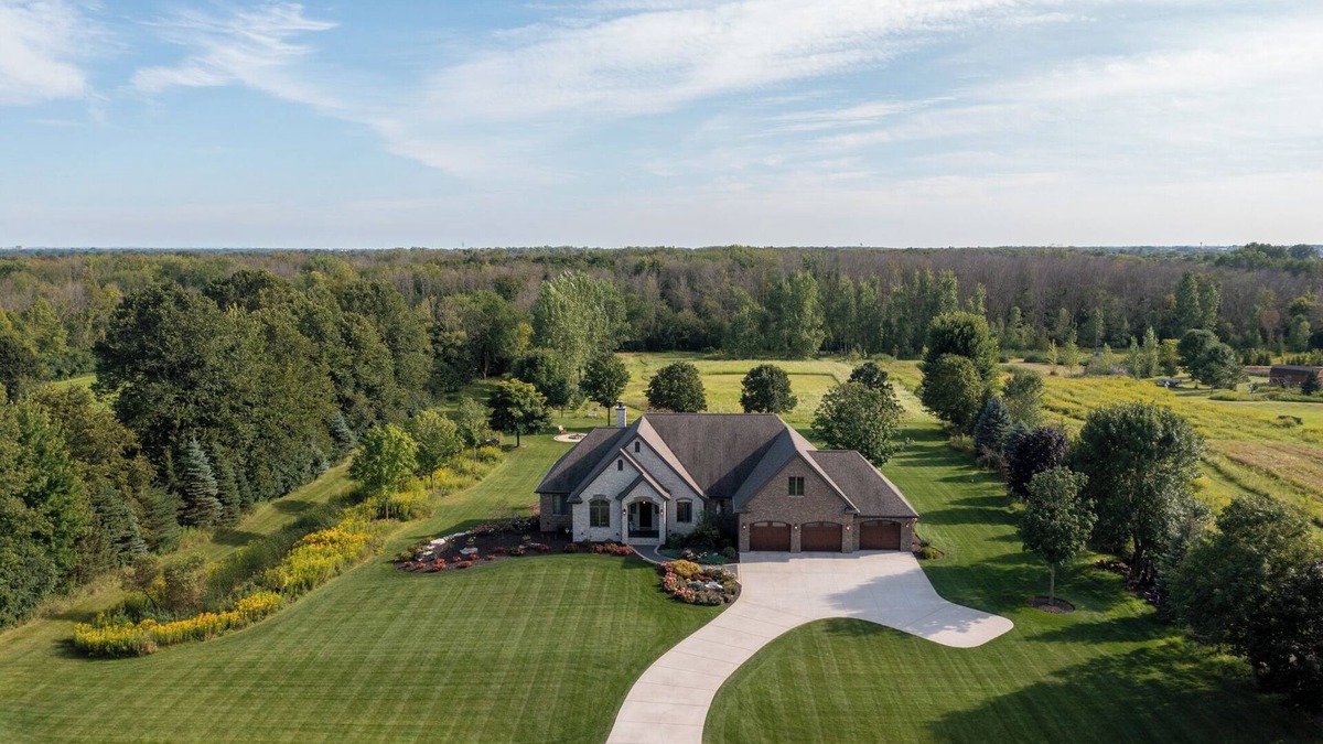 Appleton House | EAA AirVenture 2026! BUSINESS trips.room to land a HELICOPTER!