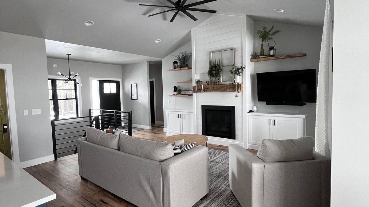 Larsen House | EAA Airventure housing! New modern house perfect for groups or families