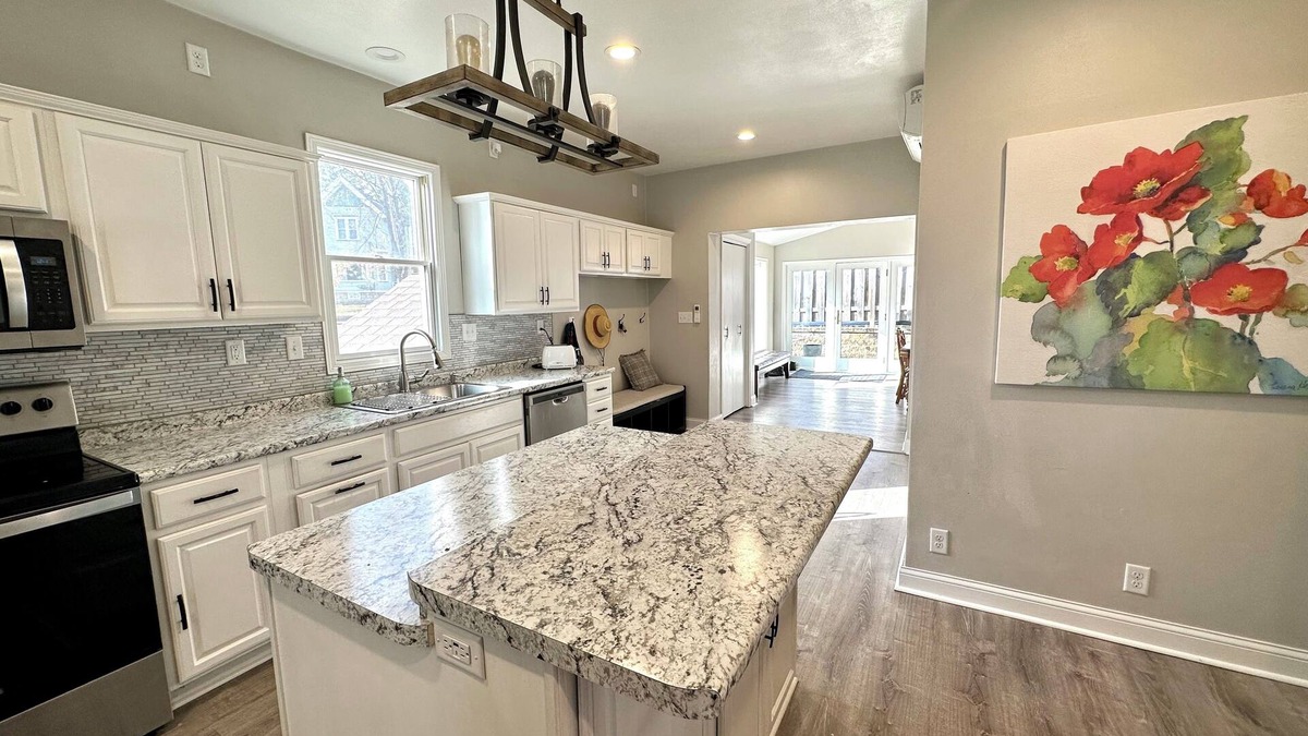 Kaukauna House | EAA Favorite- Spacious 5 Bedroom home sleeps 12, 21 miles to EAA