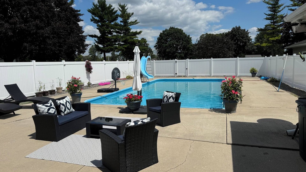 Winneconne House | EAA week: Spacious 3 bedroom house w/pool, hot tub, & beautiful river views. n