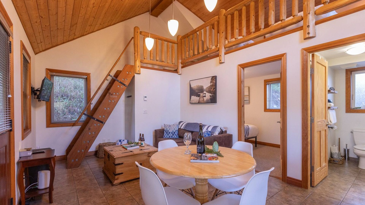 Ucluelet Cabin | Eagle Cabin I West Coast Trail I Kayak I Forest