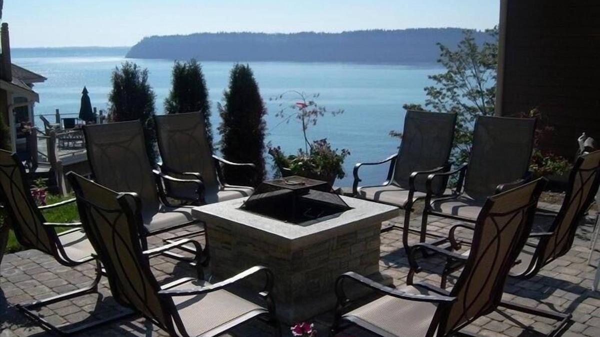 Tulalip House | Eagle Cove Waterfront Retreat for 20 w/Hot Tub, Firepit & Sweeping Island Views