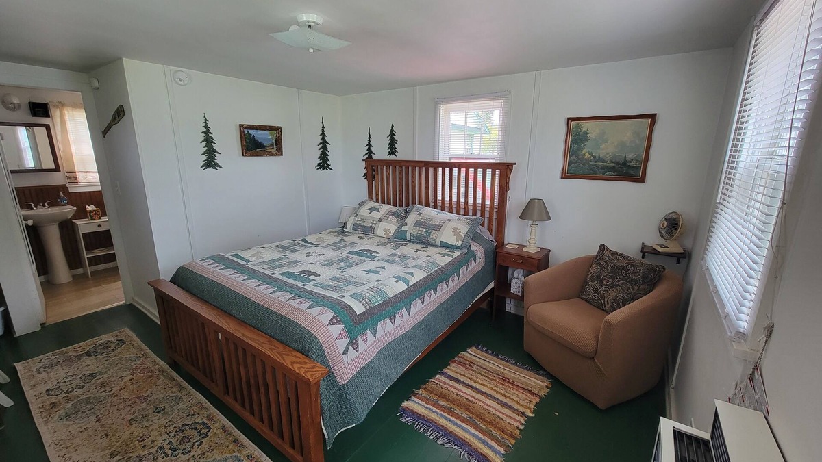 Eagle Harbor Cottage | Eagle Harbor- Harbor Pines: Rustic Autumn Comforts by the Harbor!