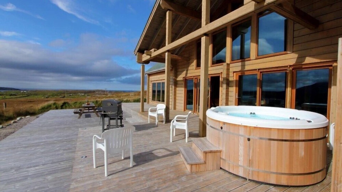 Timsgarry Cottage | EAGLE LODGE, pet friendly, luxury holiday cottage in Stornoway
