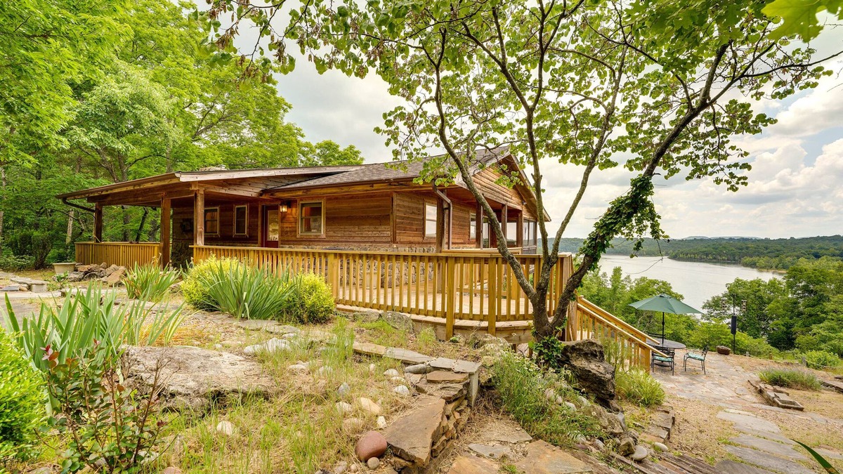 Eagle Rock House | Eagle Rock Gem on Table Rock Lake w/Decks & Grill