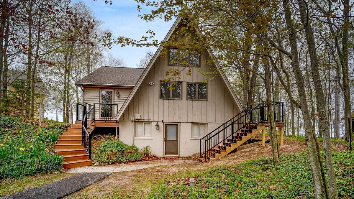 Manistee House | Eagle's Nest - Lake Michigan Private Beach & Year-Round Hot Tub! Manistee, MI