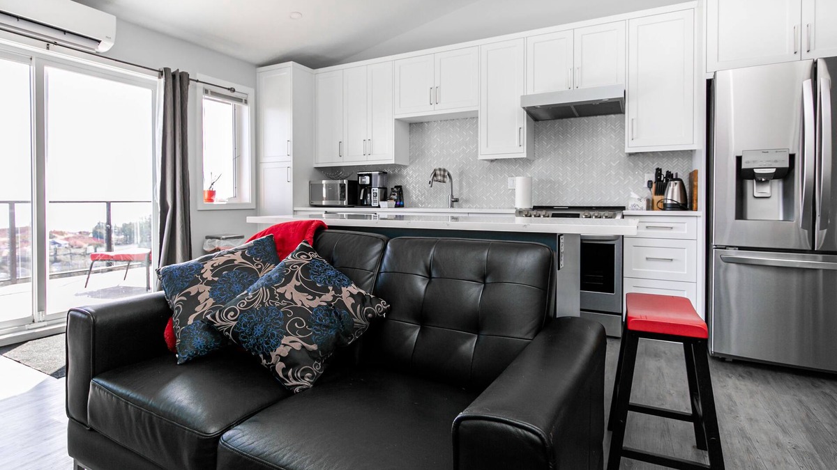 Colwood House | Eagle's View Penthouse: 180 degree unobstructed ocean and city views!