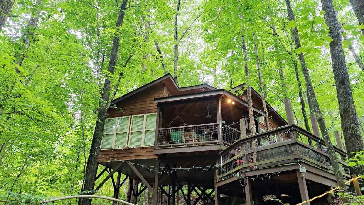 Monteagle Cabin | Eagle Treehouse: Hot Tub, Fireplace, and Outdoor Firepit!