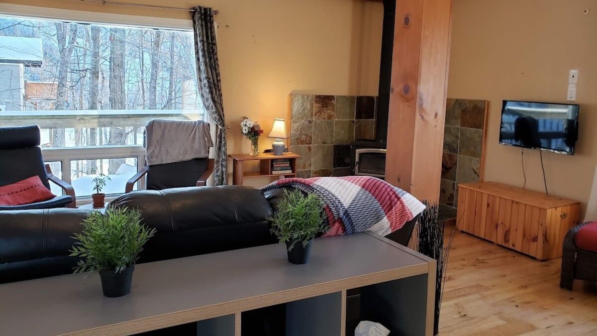 Les Collines-de-l'Outaouais Regional County Municipality Ski Chalet | EAGLE VIEW | Cozy ski-side chalet for all seasons | 25 Mins From Ottawa