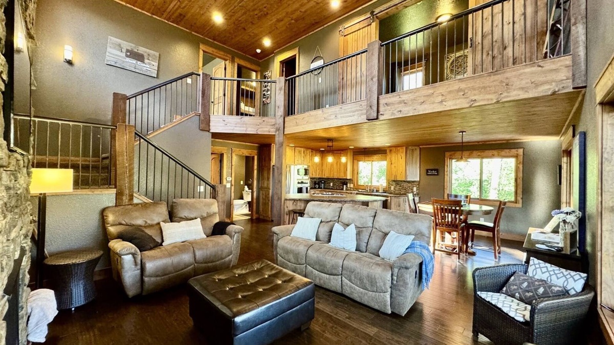 Lead Cabin | Eagle View Lodge - Cabin with views, King beds, hot tub, foosball