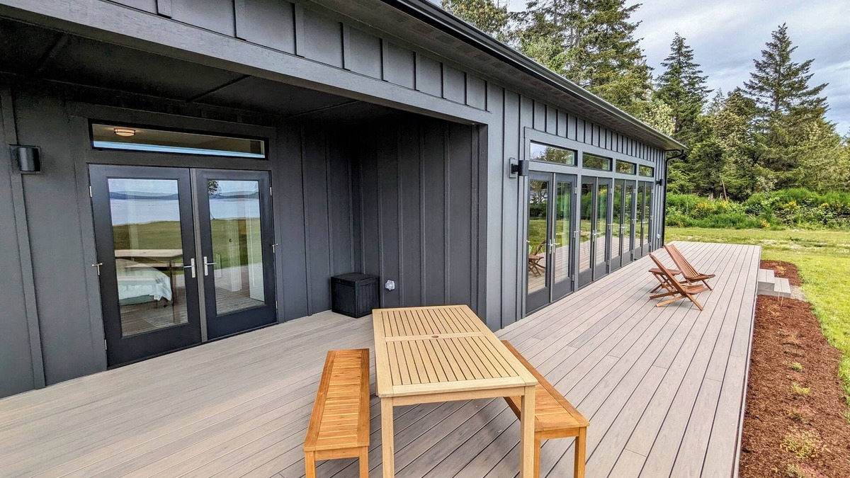 Brinnon House | Eagle’s Bluff on Hood Canal features panoramic views of the Hood Canal.