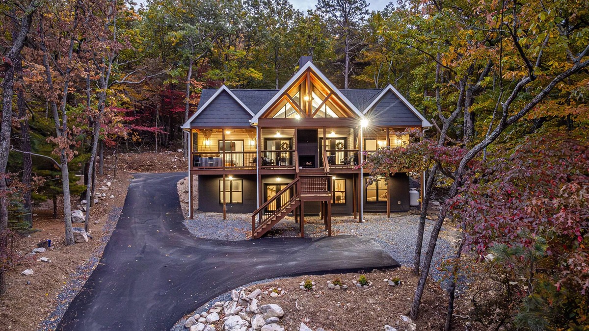 Massanutten House | Eagles Peak Indoor Pool Decks w/Views and Hot Tubs TVs & bathrooms in all bedrooms