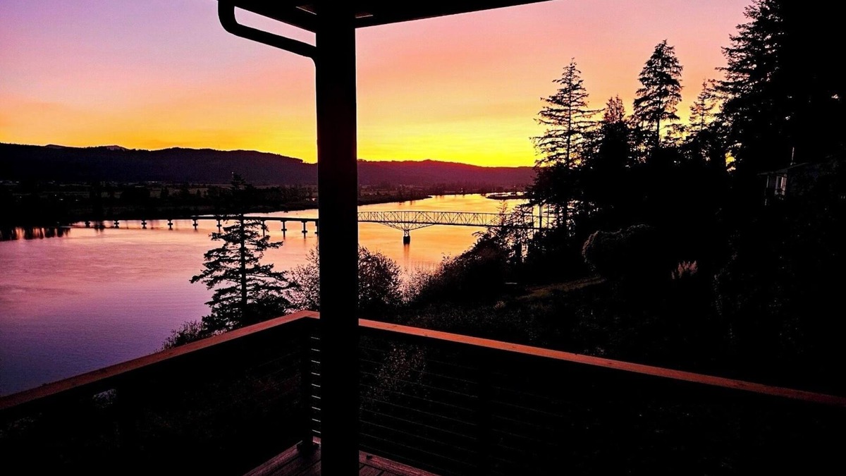 Cathlamet House | Eagles View Waterfront Retreat a 2-bedroom 2-bath stunning house in Cathlamet