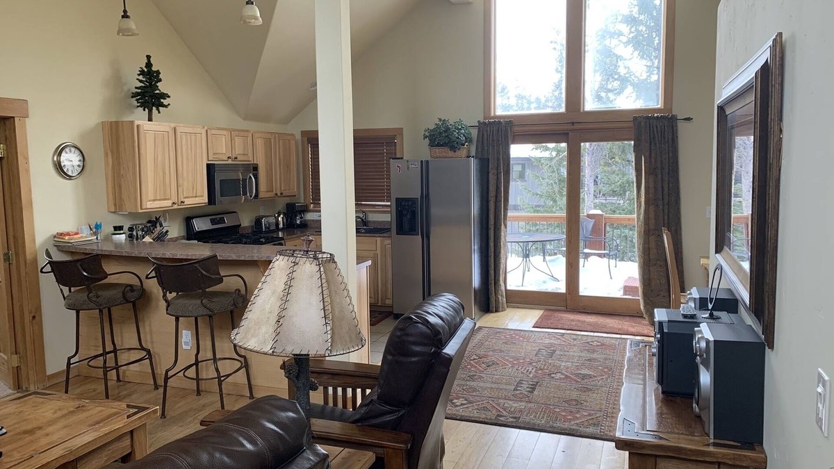 Weisshorn Apartment | Early Ski ONLY 350 night 2 BR 2 BA, Hot Tub, Deck, 1/2 Mi Town, parking!