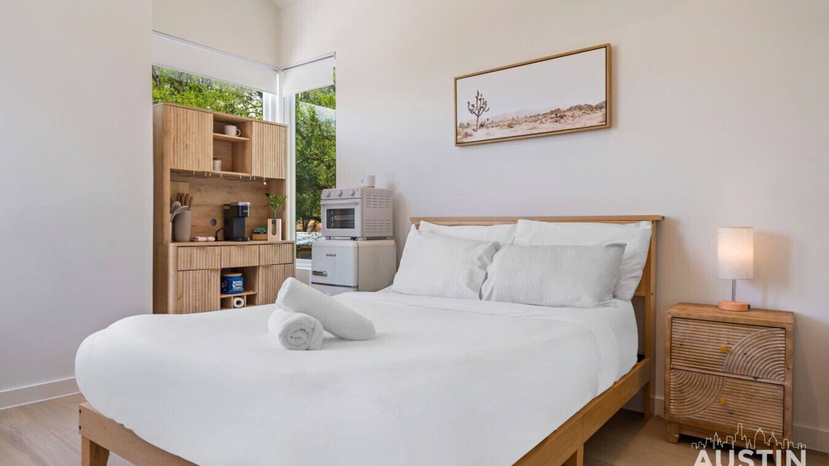 MLK Apartment | East ATX Studio w Kitchenette & Shared Deck, Walk to UT, Museums, Lady Bird Lake