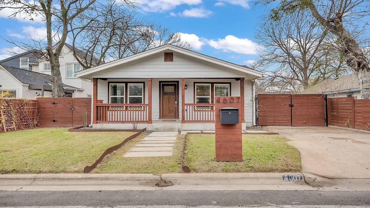 East MLK House | East Austin Getaway | 4BR | BBQ | Pool | DT | ACL