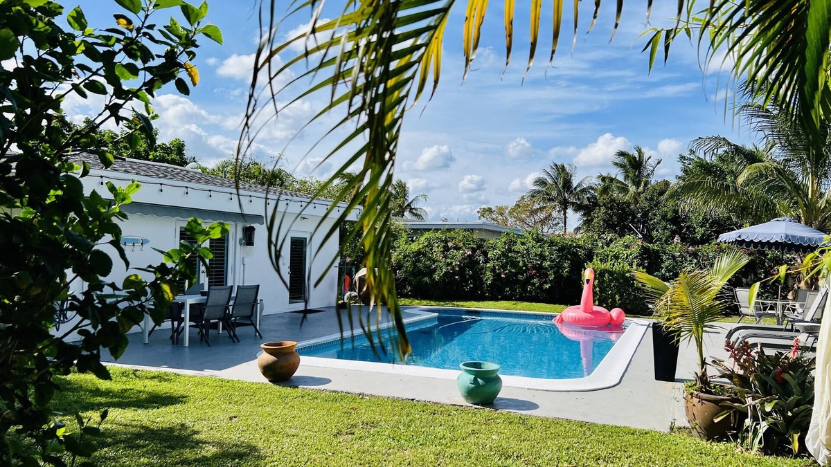 East Boca Raton House | EAST BOCA RATON 1MILE TO BEACH great central location!PRIVATE HEATED SALT POOL