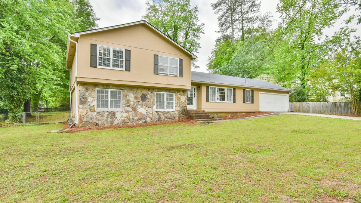 East Cobb House | East Cobb Newly Renovated Oasis! 10 min from the Battery and Sports Complex!