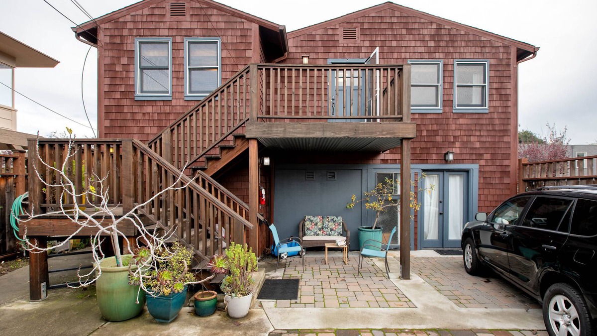 East End Apartment | East End Guest House Close to Downtown
