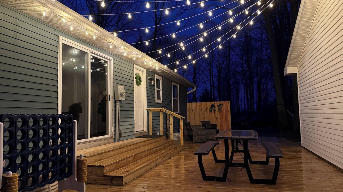 East Jordan House | East Jordan Retreat: woodsy setting, game room, AC, deck, hammocks, fire pit!