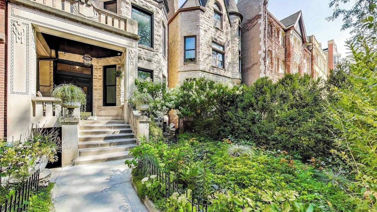 Park West Apartment | East Lincoln Park Gem: Spacious 4BR apartment with modern amenities.