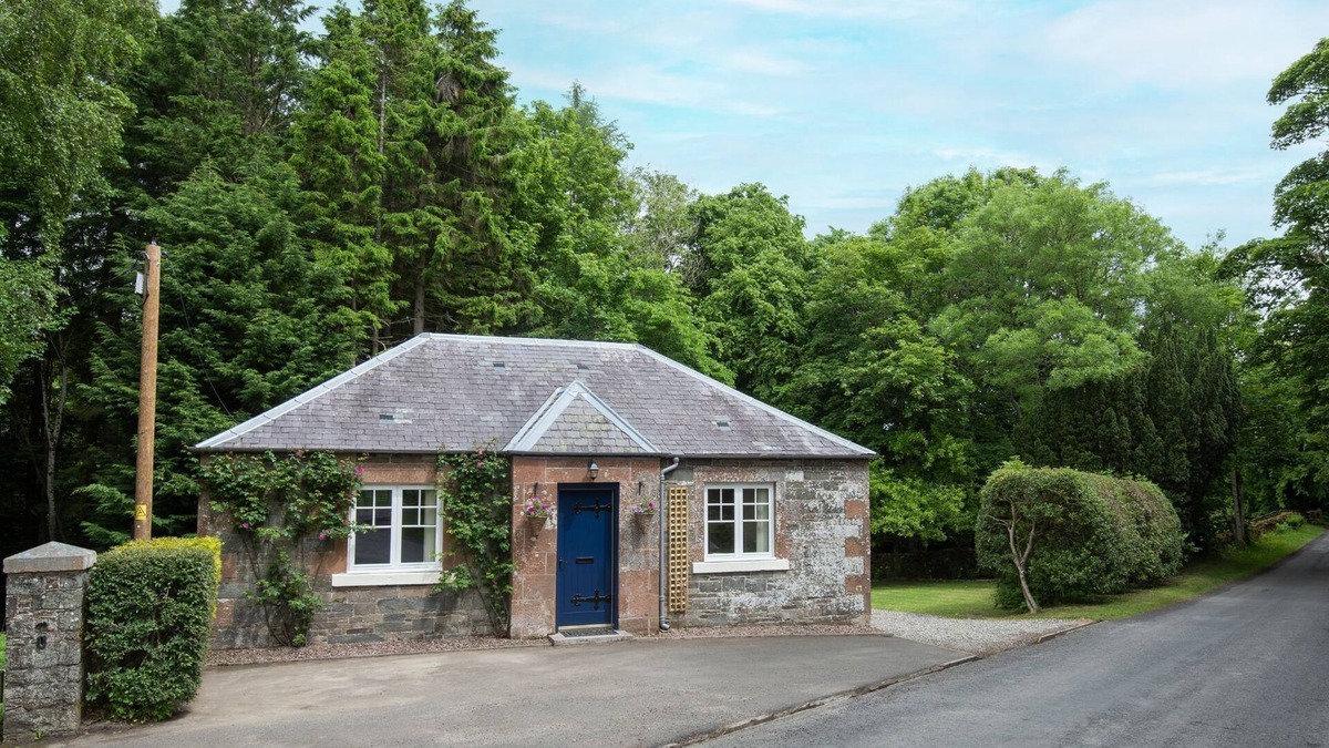Galashiels Cottage | EAST LODGE, ASHIESTIEL- sleeps 4 by the River Tweed near Selkirk and Galashiels