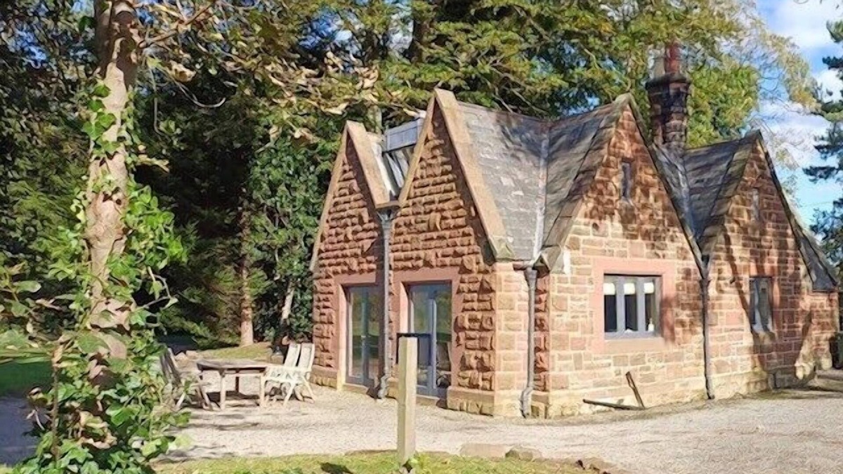 Thornton Hough Cottage | East Lodge Cottage with private hot tub