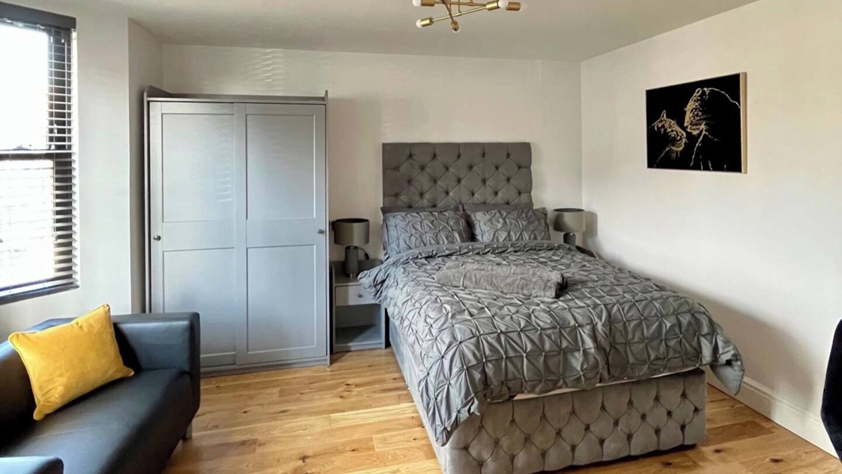 Hoe Street Apartment | East London 1-Bed Apt, Sleeps 2 with Parking