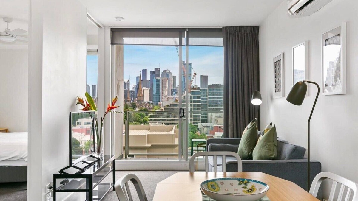 East Melbourne Apartment | East Melbourne Apartmnt: City Views & Pet-Friendly!