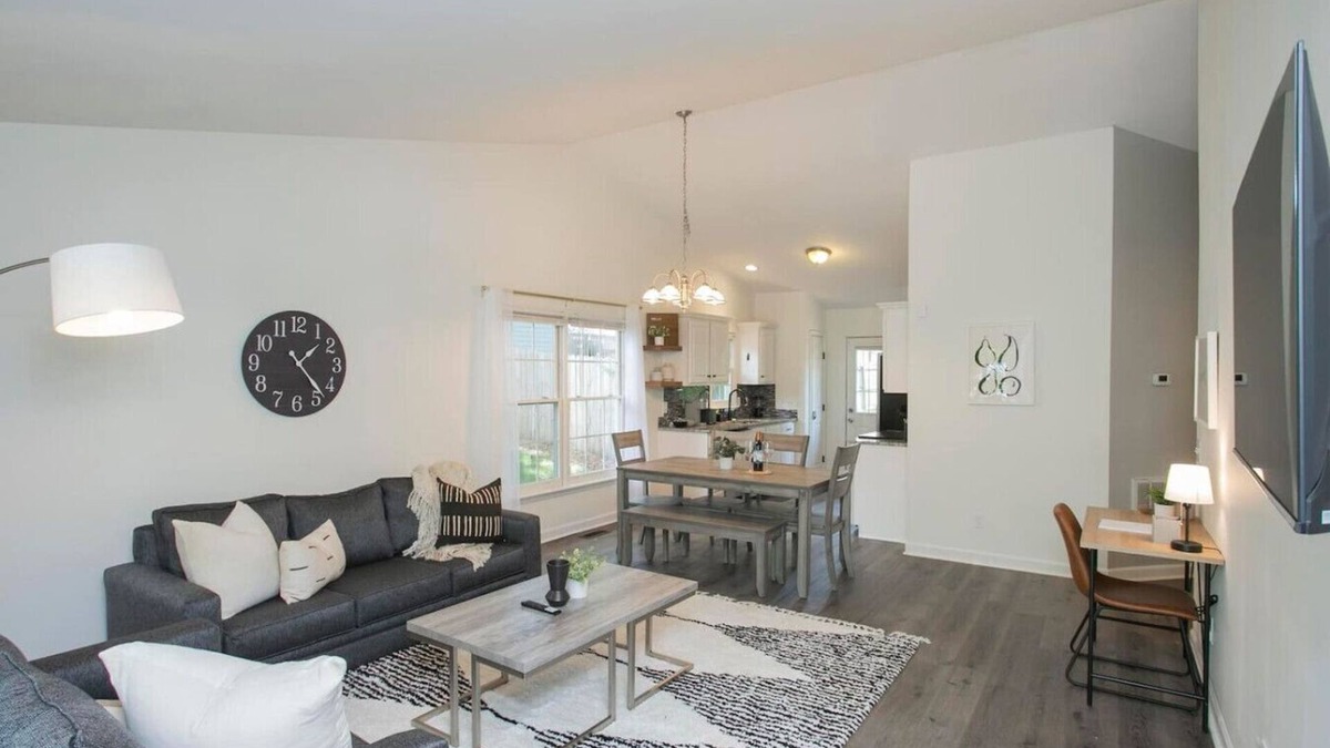 Shelby Hills Apartment | “East Nashville Haven” | 7 min to Broadway & DT!