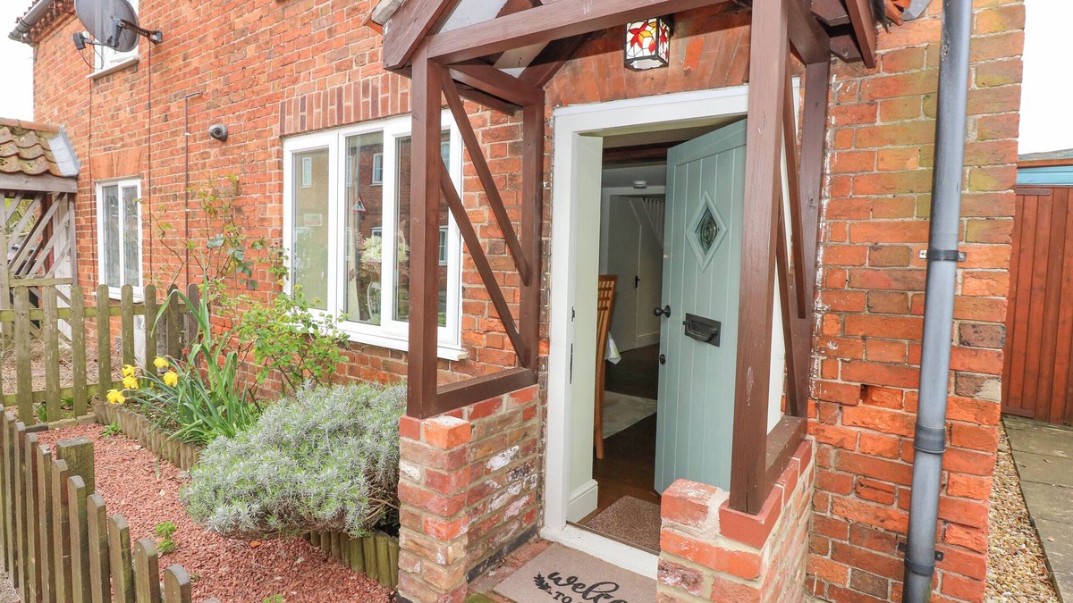 Dersingham Cottage | EASTER COTTAGE, with open fire in Dersingham