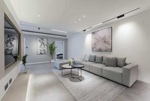 Changning Apartment | Eastern Hub - ZhongShan Park Metro Station 50m, Modern Light Three-bedroom Apartment