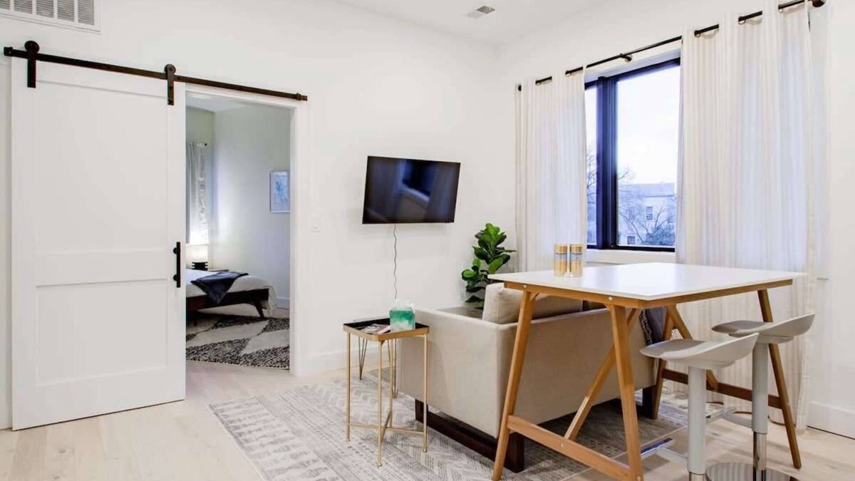 Capitol Hill Bed & Breakfast | Eastern Market & METRO Accessible, Modern Charm, Walk Everywhere!