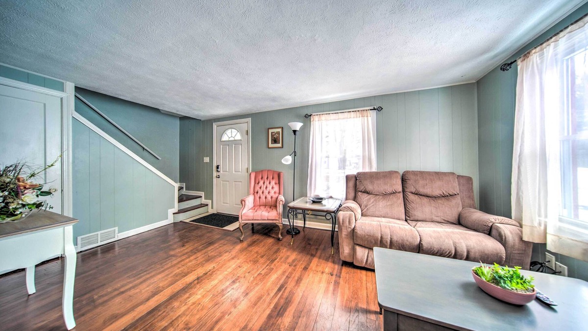 Eastlake House | Eastlake Home w/Patio < 1 Mi to Lake Erie!