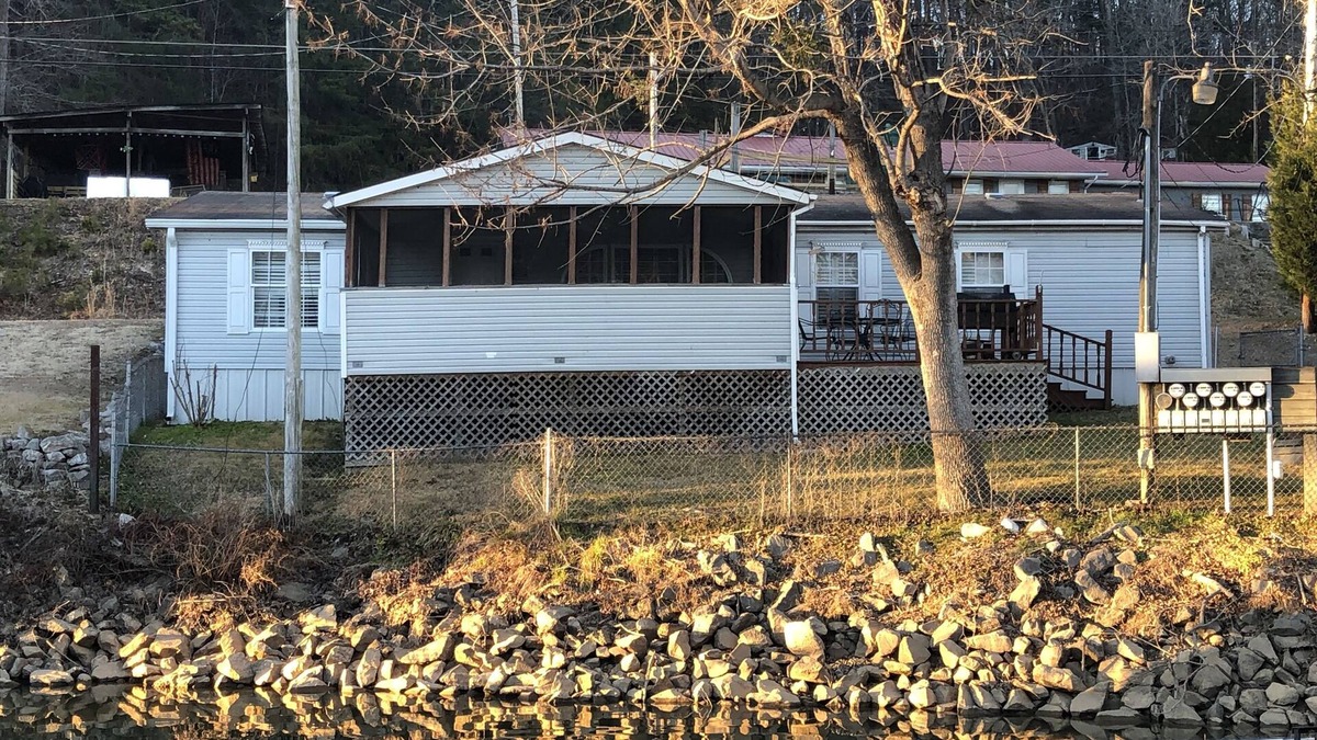 Iuka House | Eastport Cabin 3 - Pickwick Lake - Marina Views