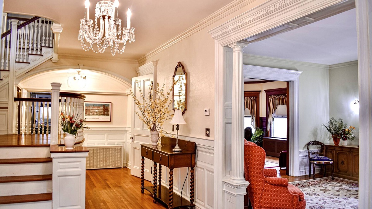 Pawtucket House | Easy access elegance! Minutes to Providence, Colleges and history.