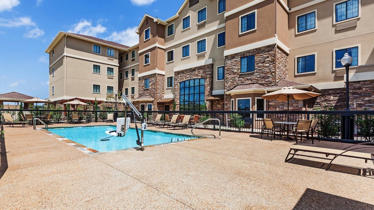 Fossil Creek Apartment | Easy Access to Convention Center | Outdoor Pool + Free Breakfast