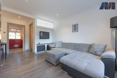 Livingston House | Easy Access to Glasgow Edinburgh with 2 Car Spaces
