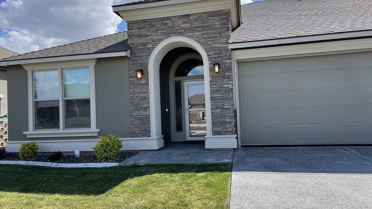 Tri-Cities House | Easy access to I82. Almost new, spotless and spacious close to Trac and Richland