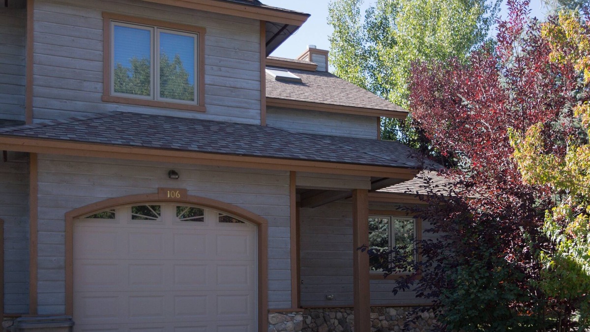 Victor House | Easy Access to Jackson Hole, Targhee, Tetons, Yellowstone. Private Hot Tub.