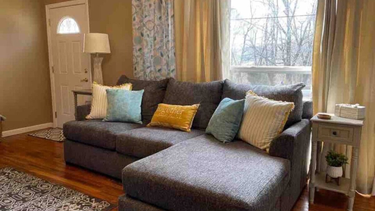 Rockwood House | EASY Checkout, Safe, Comfy 3 bd w/KING Pets OK