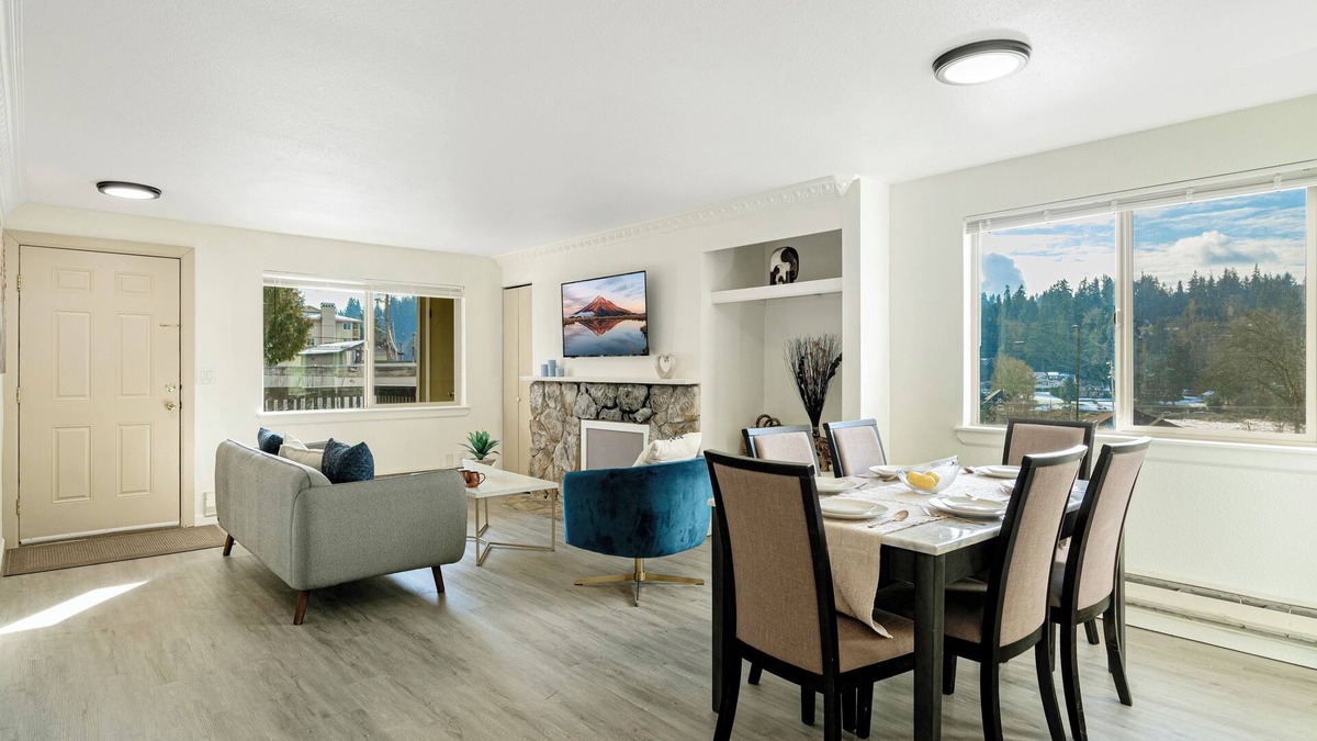 Kenmore Apartment | Easy Commute 4 beds Condo Steps from Scenic Trails