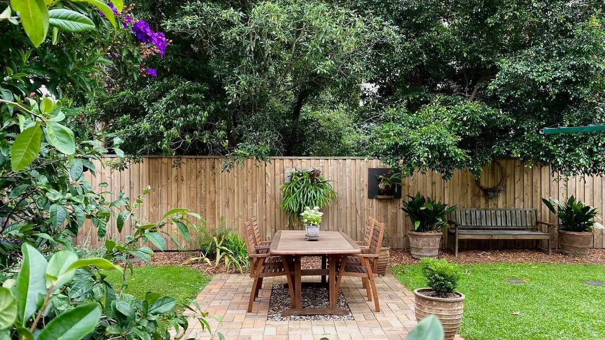 Berry House | Easy stroll to main shopping hub, restaurants, cafes and walking trails