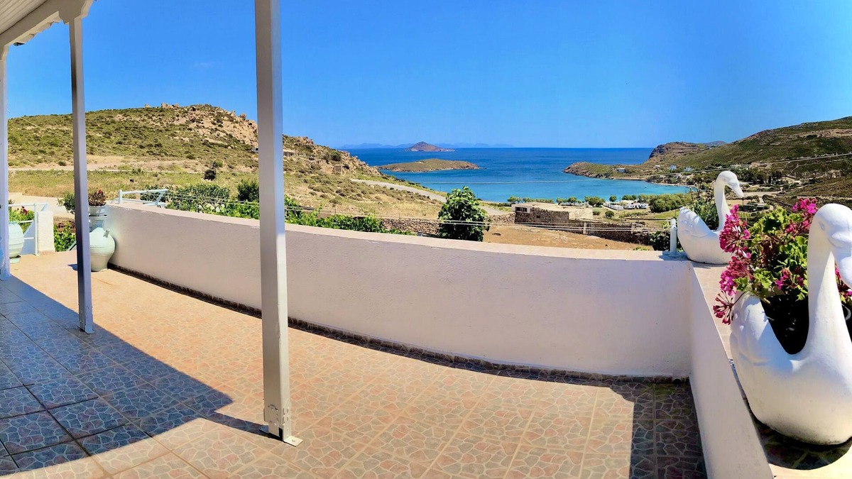 Kampos House | Easy to access and next to the two organized beaches of the island.