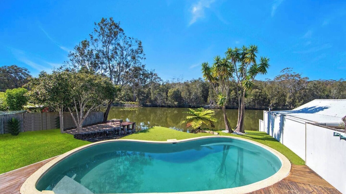Wyong House | Easygoing Poolside Relaxation on Wyong River