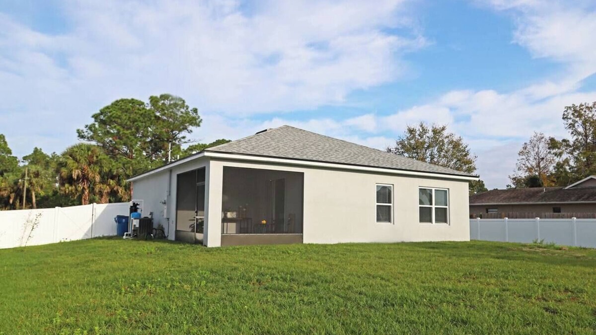 Palm Bay House | Ebenezer House 3-bedroom in awesome Palm Bay with AC, treadmill room
