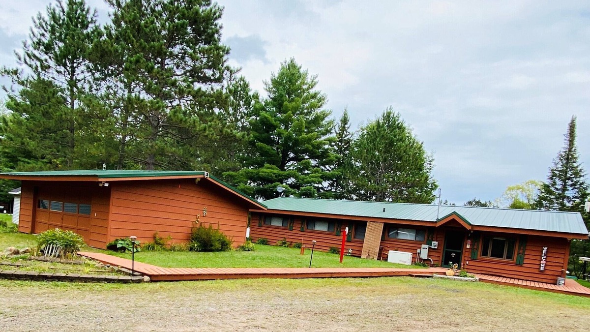 Mercer House | Echo Lake Retreat Relax & Play in the great northwoods! Pier, Utv, Snowmobile.