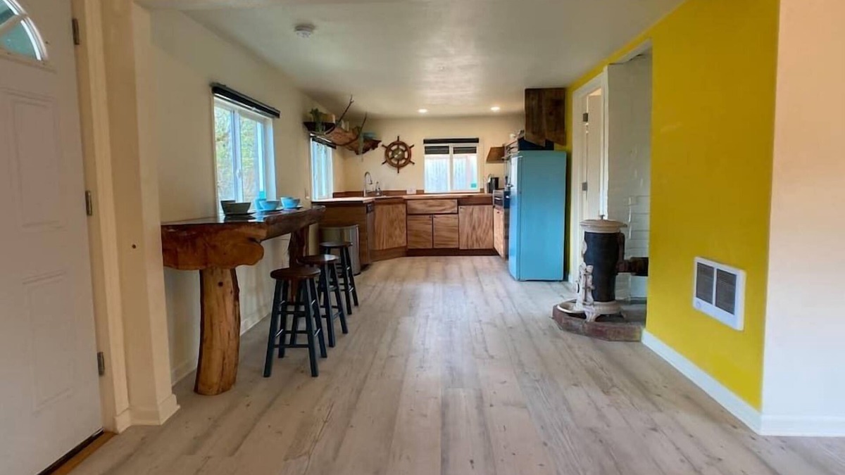 Centralia - Chehalis Cabin | Eclectic cabin w/garden&hot soak tub near taproom&park. Pet Friendly!